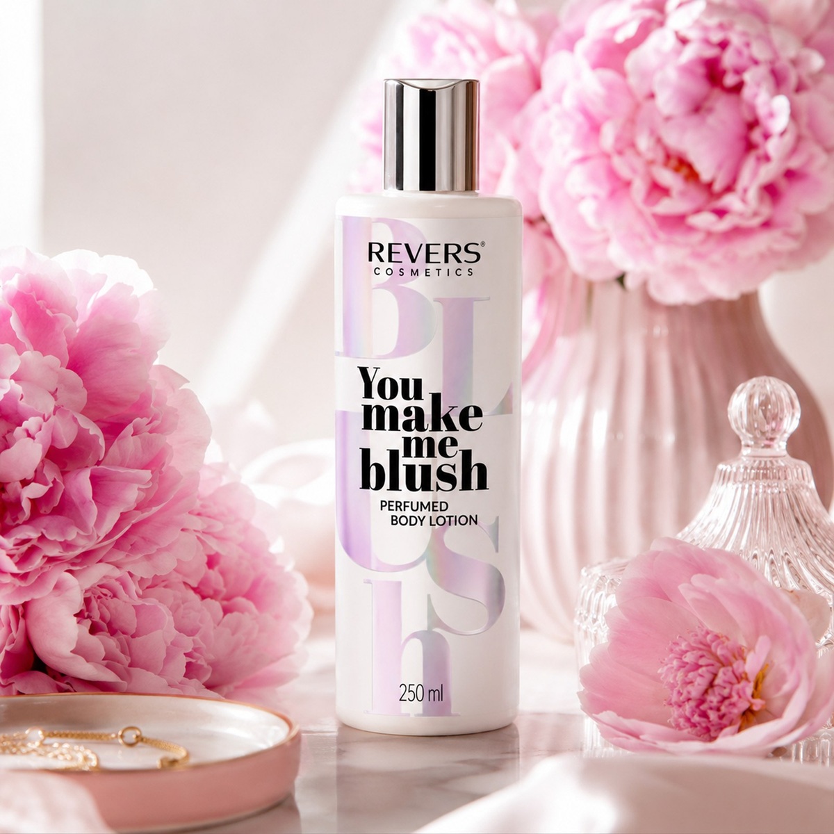 Revers Cosmetics You Make Me Blush – perfumowane mleczko do ciała o kwiatowym, kobiecym charakterze
