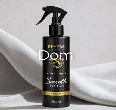Perfumowany spray do pomieszczeń Revers Dom Smooth Touch 250 ml w czarnej butelce z atomizerem.